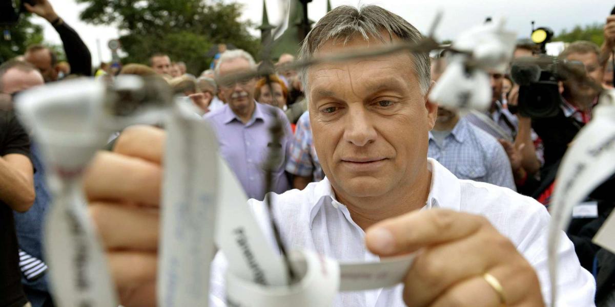 Orbán Viktor még a vasfüggöny egy megmaradt – és kiállított – darabját is megszemlélte FOTÓ: MTI/KOSZTICSÁK SZILÁRD