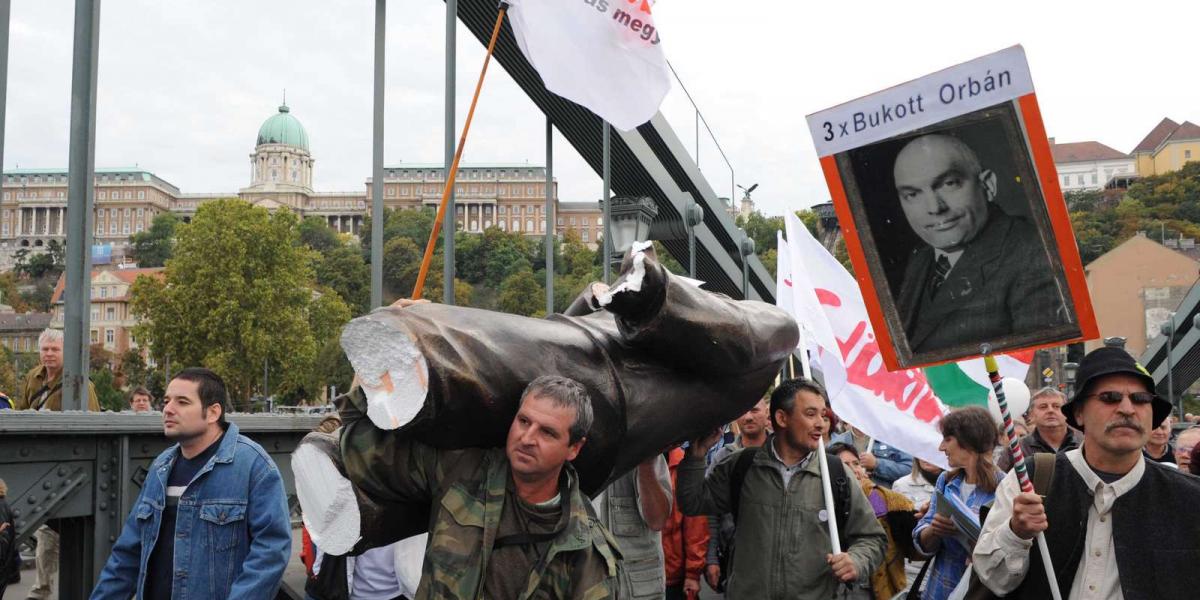 A csaknem egy évvel ezelőtti tüntetésen a hungarocell Orbán-szobor a fejét vesztette FOTÓ: NÉPSZAVA