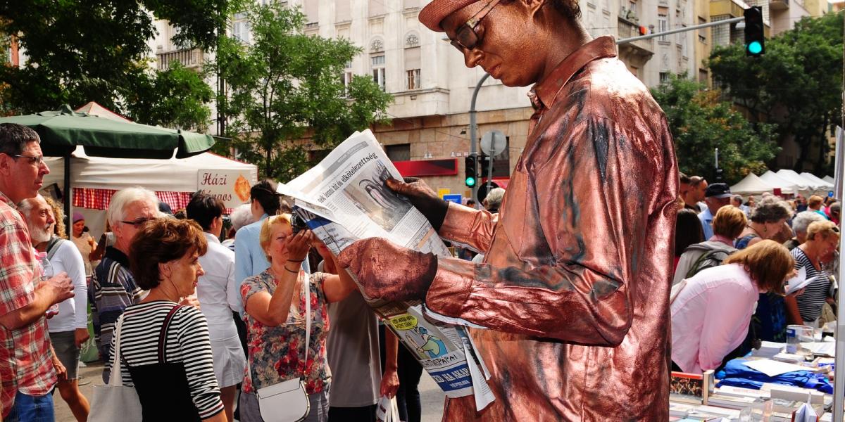 Szombat délelőtt a korábbi éveknél is nagyobb forgalom volt a Népszava sátránál az idei Pozsonyi Pikniken FOTÓK: VAJDA JÓZSEF