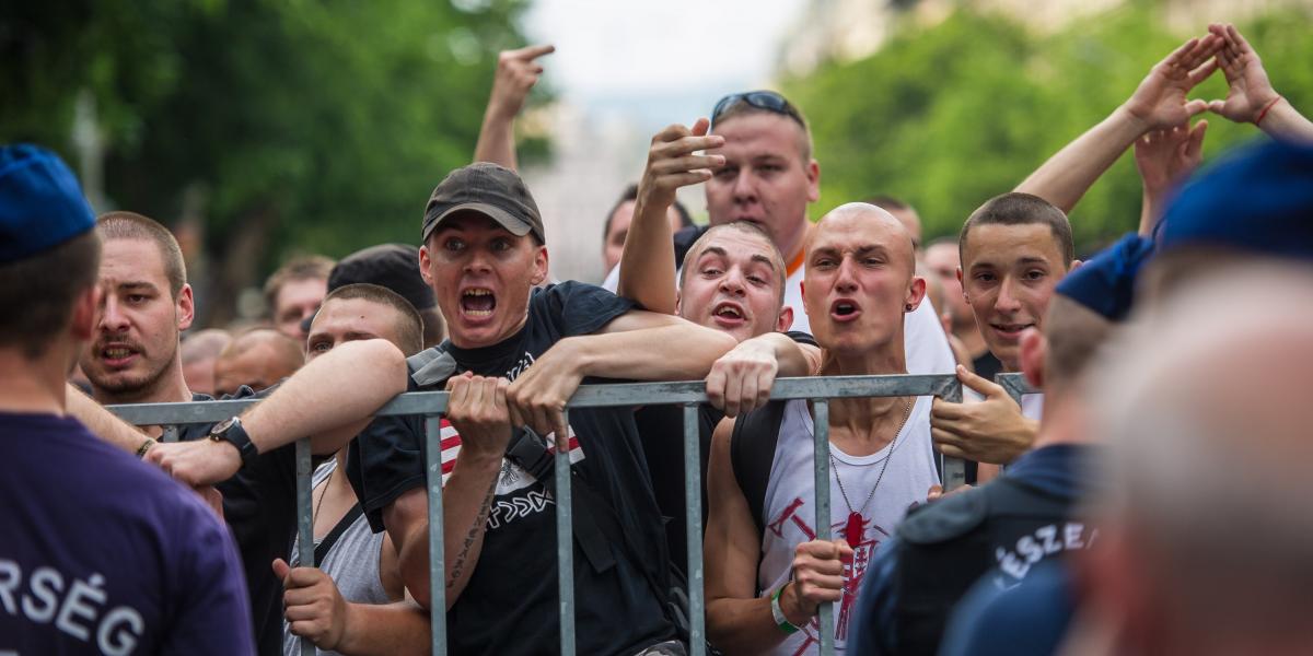 Ellentüntetők a kordon mögött a 2013-as Pride-on