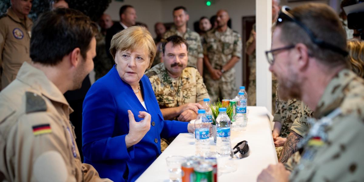 Angela Merkel a Bundeswehr katonáival korábban, Jordániában