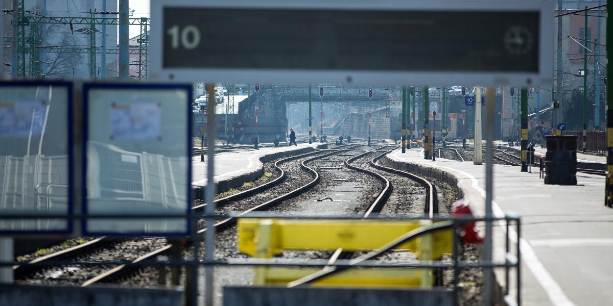 Üres vágány a Déli pályaudvaron. Képünk illusztráció