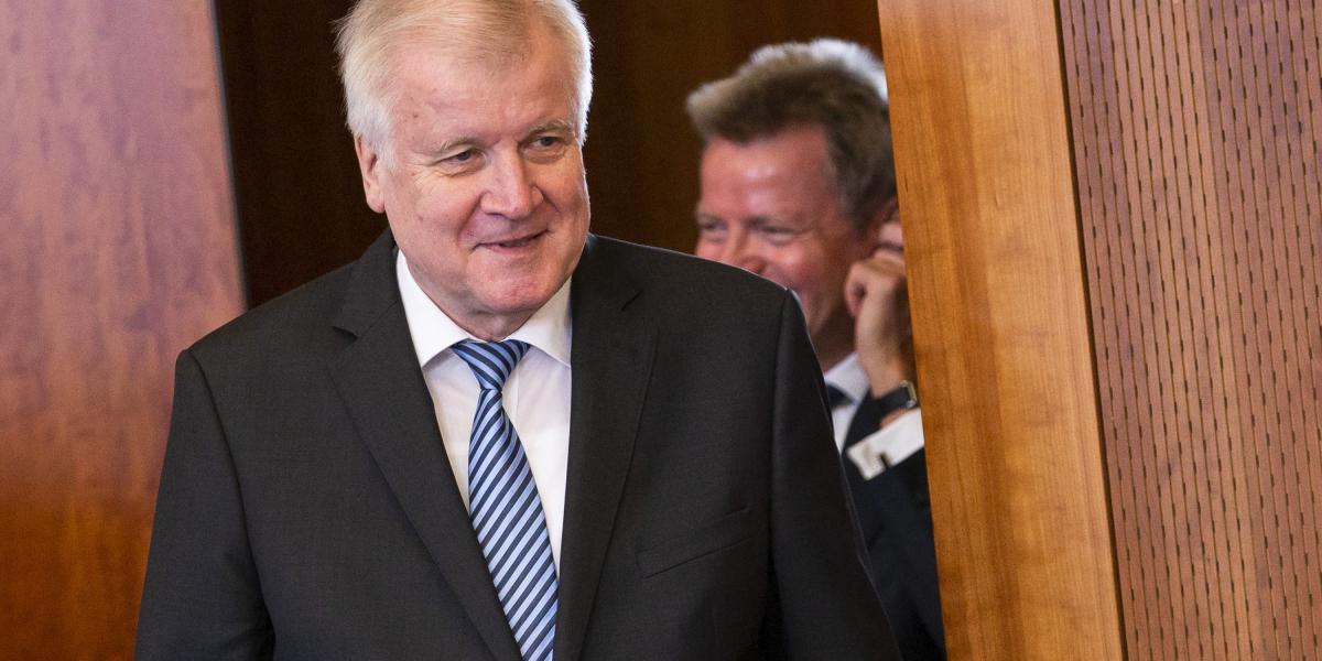 Seehofer menekültügyi "mestertervének" bemutatójára érkezik a belügyminisztériumba 2018 július 10-én.