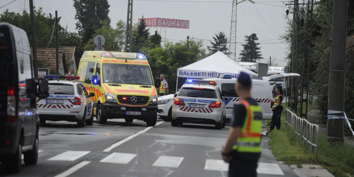 Rendőrségi helyszínelők dolgoznak Csepelen, a II. Rákóczi Ferenc út 345. szám előtt, ahol egy személyautó halálra gázolt egy gya