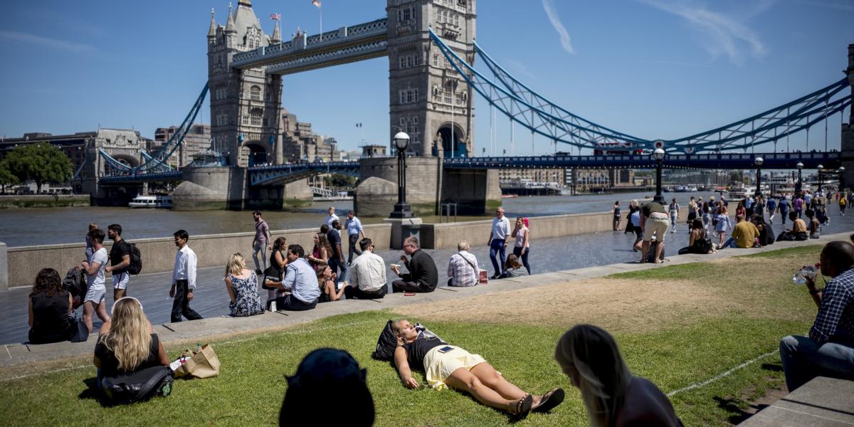 Emberek a londoni a Potters Field Parkban, a Tower híd közelében 2018. július 2-án