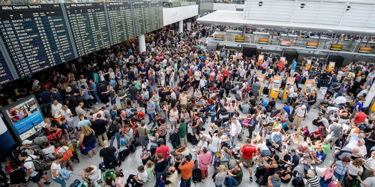 Utasok várakoznak július 28-án, míg a rendőrségi akció zajlik a müncheni reptér 2-es termináljában.