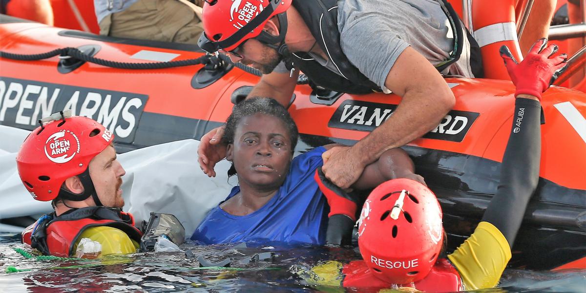 Az olasz kikötőkből kitiltott Open Arms Proactiva legénysége egy kameruni asszonyt ment ki a tengerből. A kép július 17-én készü