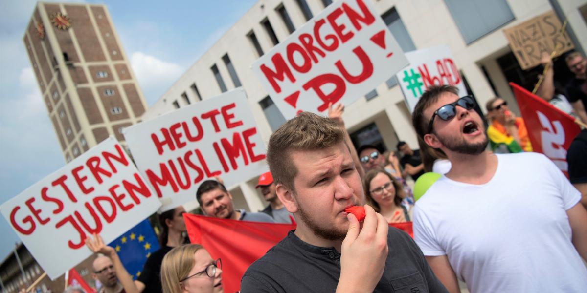 Tegnap a zsidók, ma a muzulmánok – hirdeti a felirat a németországi demonstráción