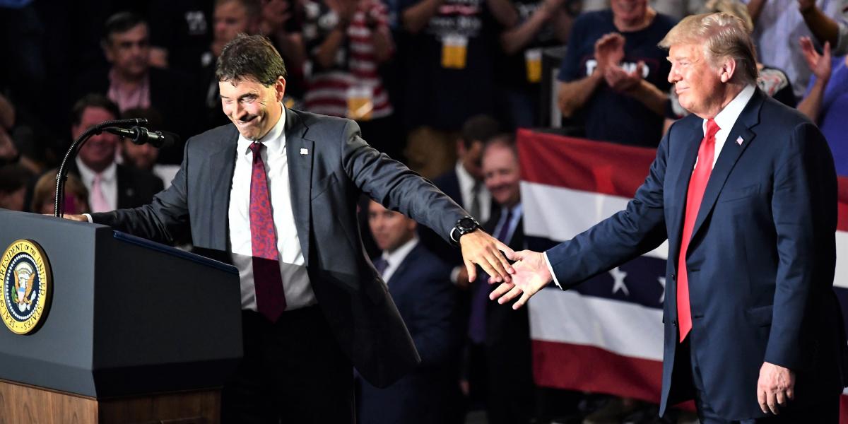 Troy Balderson ohiói republikánus jelölt választási beszédet tart Donald Trump társaságában.