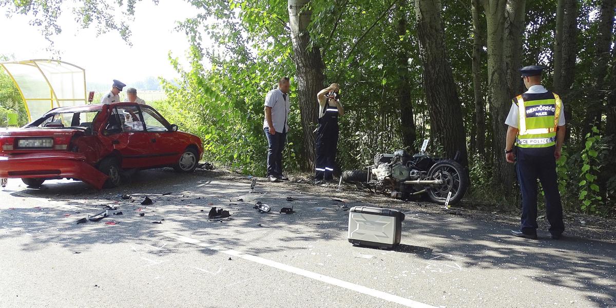 Helyszínelnek az ásotthalmi határátkelőhely közelében, ahol egy személygépkocsi és egy motorkerékpár összeütközött 2018. auguszt