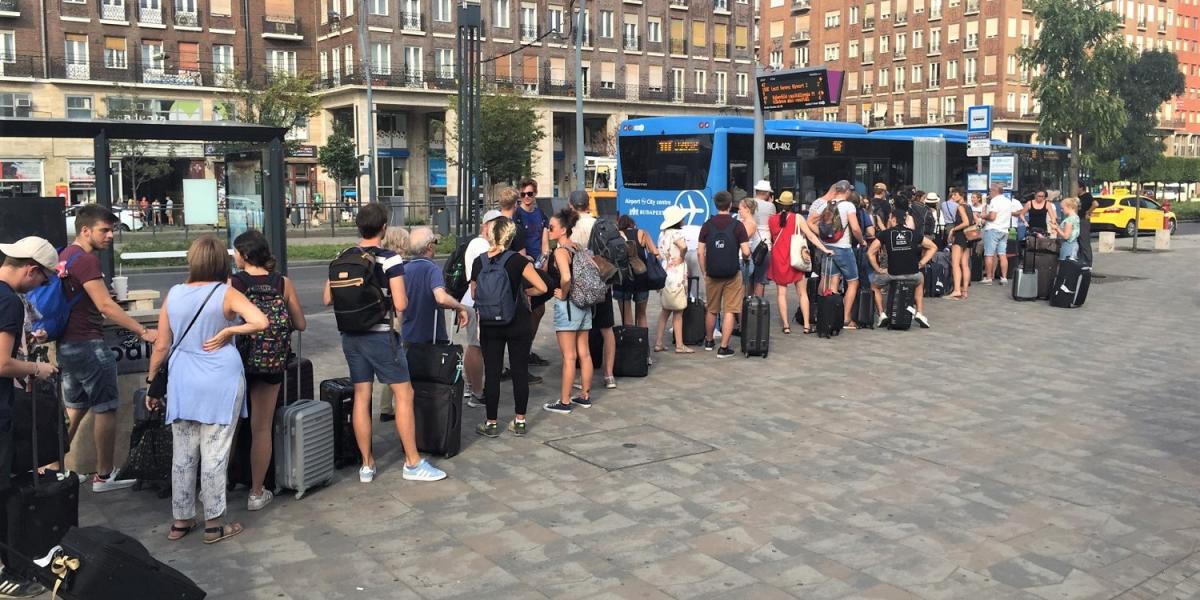 A 100E buszjárat ismét súlyosan leszerepelt.