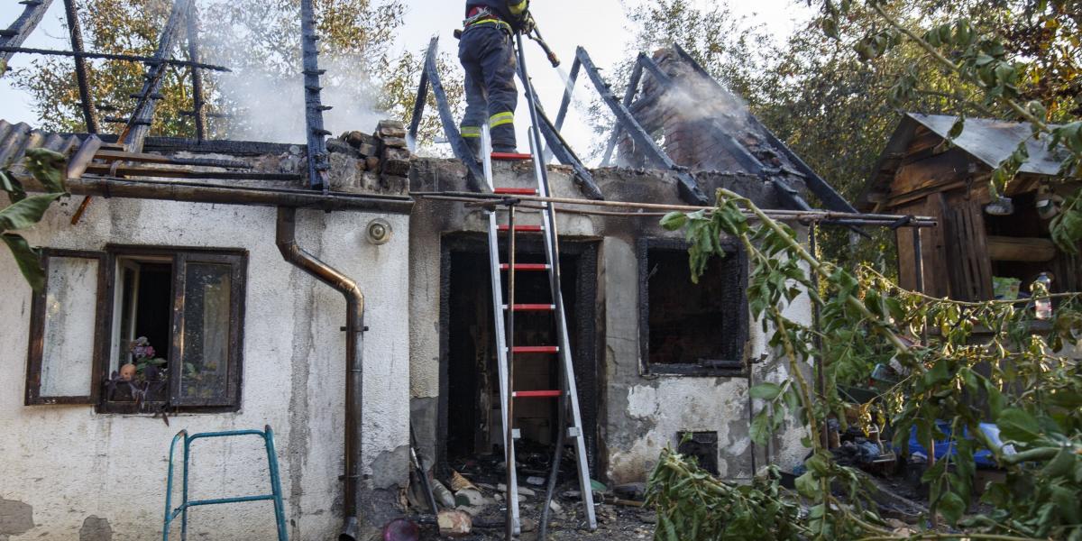 Lakóházban keletkezett tűz oltásának utómunkálatain dolgoznak tűzoltók a Zala megyei Újudvaron 2018. augusztus 22-én