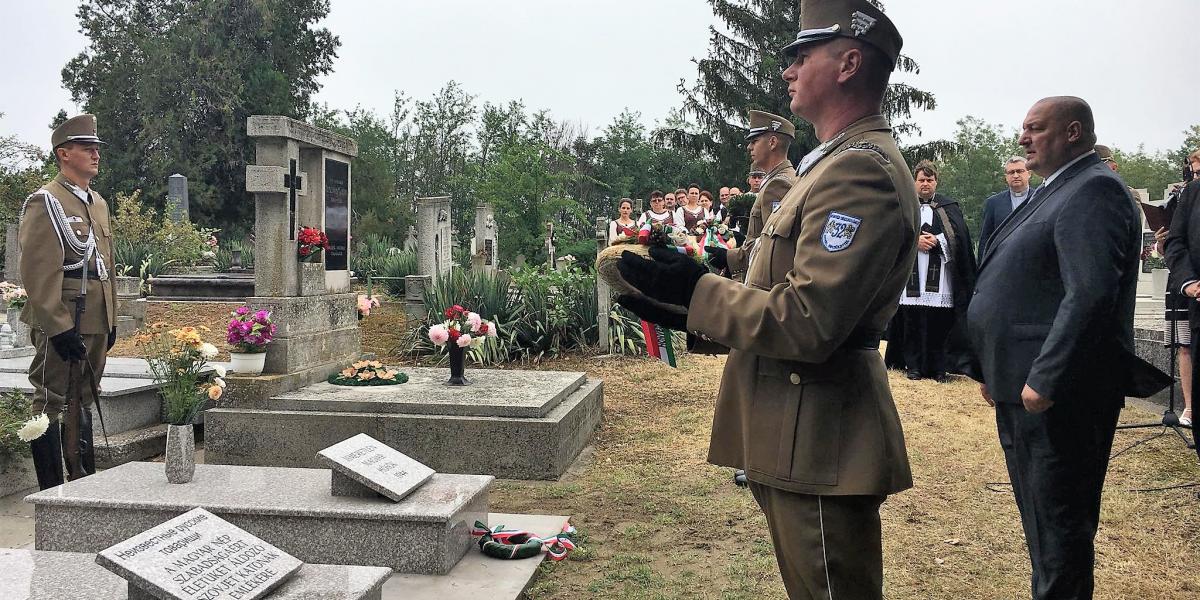 Németh Szilárd, a Honvédelmi Minisztérium parlamenti államtitkára  szovjet és magyar hadisír előtt tiszteleg