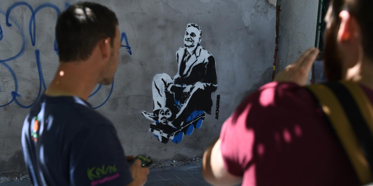 Gyorsan eltűntek a kisvonatozó Orbánnal viccelődő graffitik is a városból