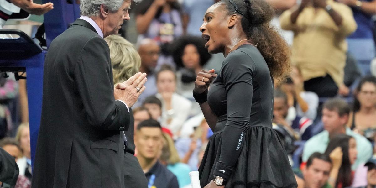 Serena Williams itt éppen Brian Earleyvel, a mérkőzés főbírójával veszekedik