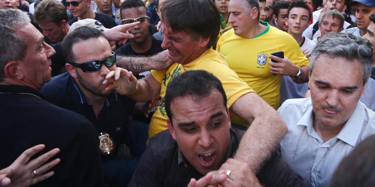 Jair Bolsonaro a késes támadás utáni pillanatokban, testőrei próbálják kimenekíteni a tömegből