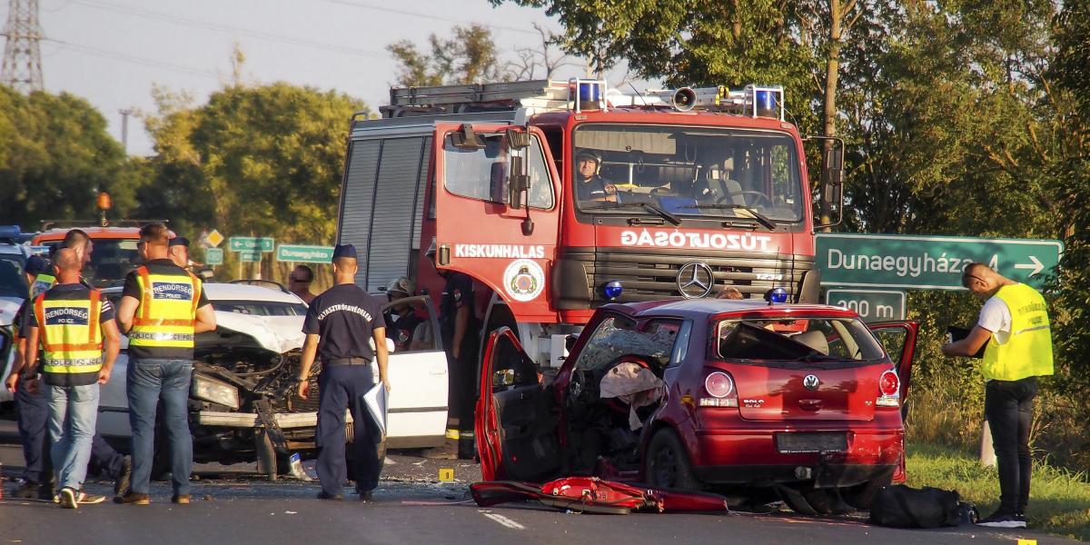 Rendőrök dolgoznak a négy halálos áldozattal járó dunaegyházi karambol helyszínén