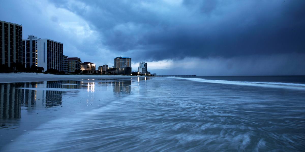 A Florence hurrikán által felkorbácsolt hullámok ostromolják a dél-karolinai Myrtle Beach partját