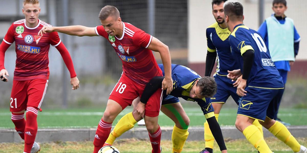 A debreceni Haris Attila (b2) és a BKV játékosa, Csepregi Tamás (k) a labdarúgó Magyar Kupa 6. fordulójában játszott BKV Előre -