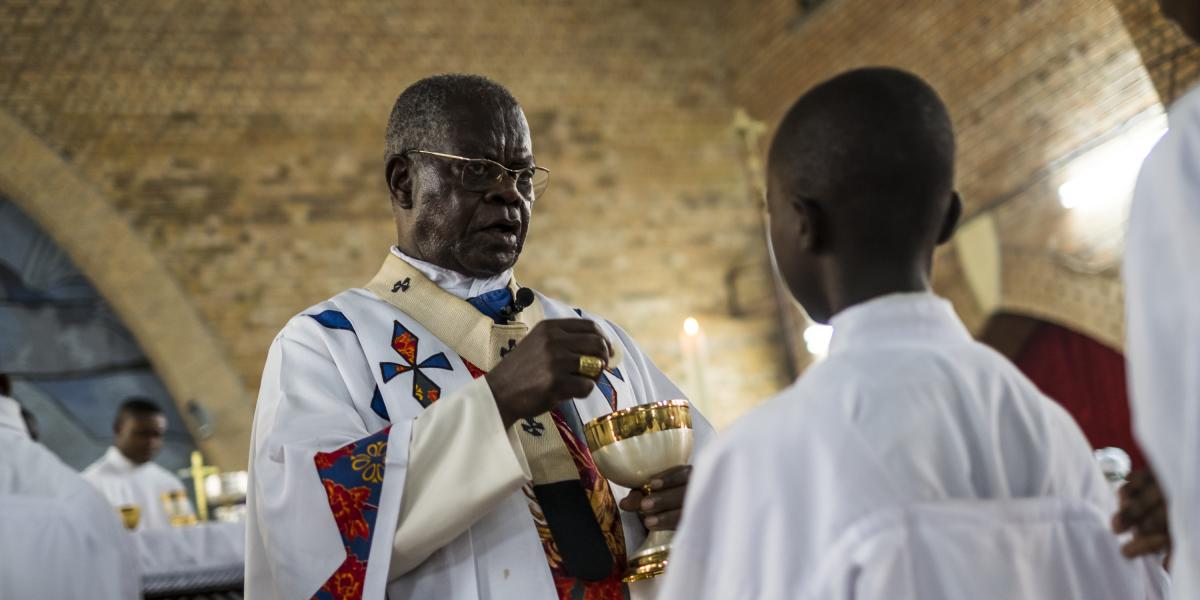 A kép illusztráció, Kinshasa érsekét, Laurent Monsengwo Pasinya bíborost ábrázolja