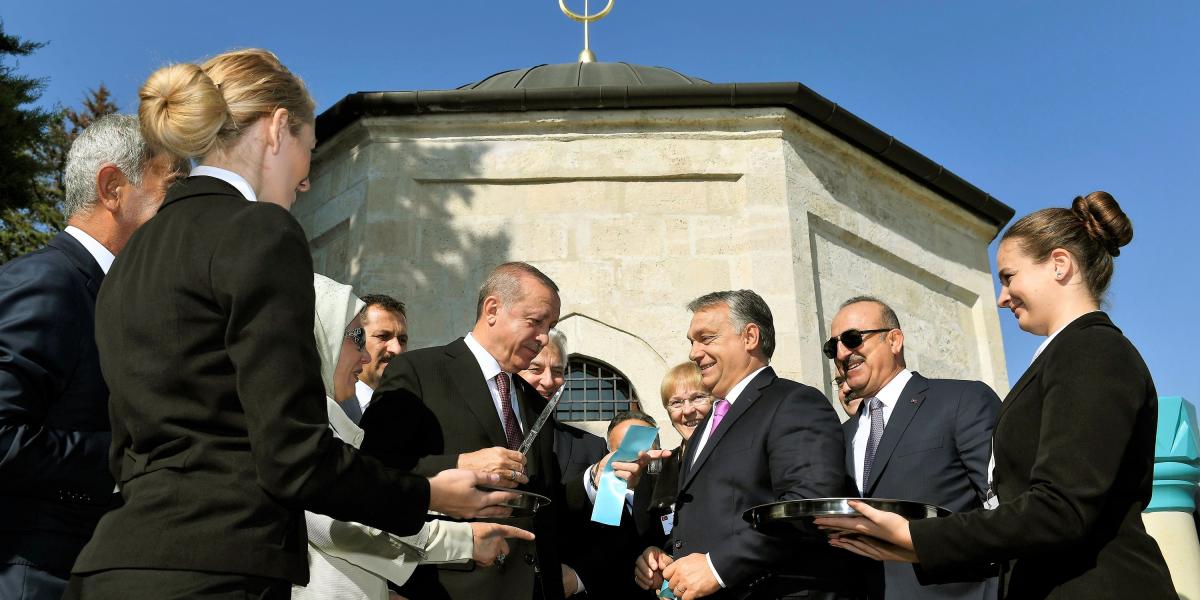 Recep Tayyip Erdogan török köztársasági elnök (középen b) és Orbán Viktor miniszterelnök (középen j) Gül Baba felújított türbéjé