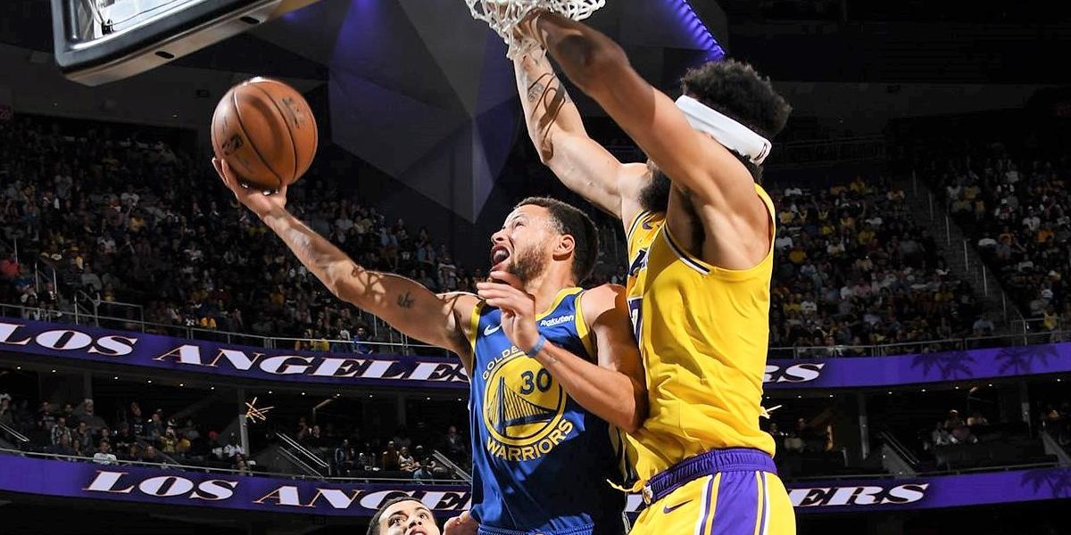 STEPHEN CURRY - A háromszoros bajnok játékos (balra) 30 pontot dobott csapata első meccsén az Oklahoma ellen.