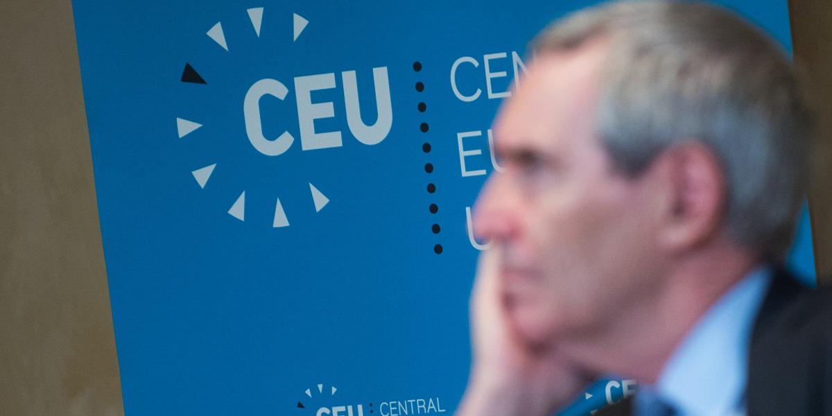 Egyetemi logó, előtérben Michael Ignatieff, a CEU rektora