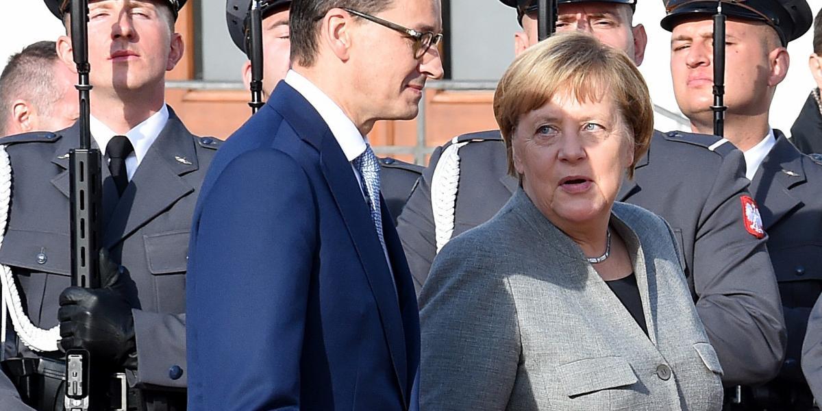 Morawiecki és Merkel megtekinti a lengyel díszőrséget.