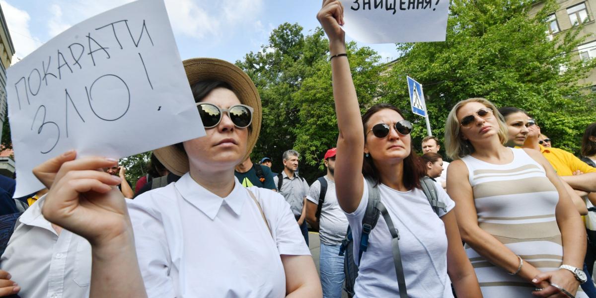 Tüntetők Kijevben az ukrán Belügyminisztérium épülete előtt, még 2018. augusztus 1-jén, azt követően, hogy megtámadták Katerina 