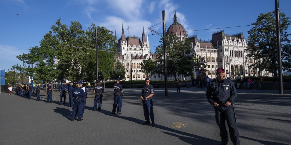 Rendőrsorfal az Országház előtti Kossuth Lajos tér és a Vértanúk tere sarkánál az Országgyűlés alakuló ülésének napján, 2018. má