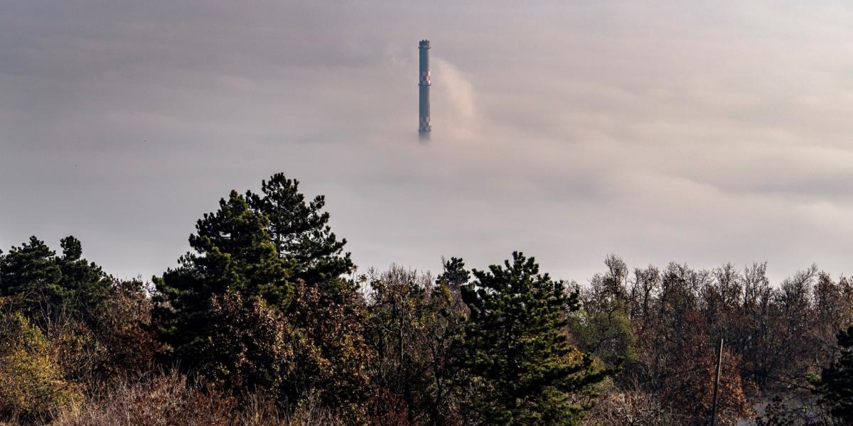 Az óbudai távfűtőmű ködben a Hármashatár-hegyről fotózva 2018. november 9-én