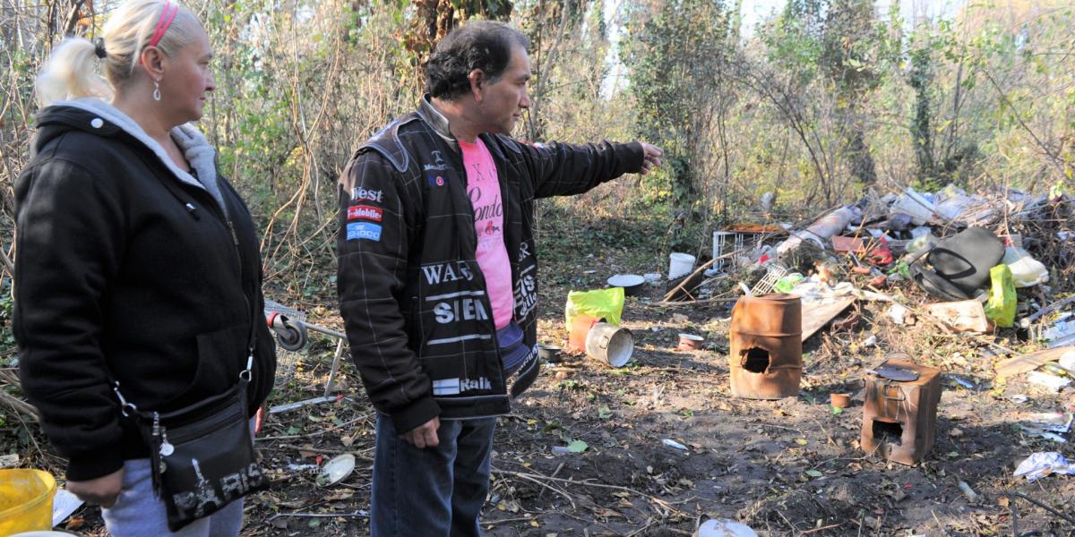 Monoriné Vellai Emma és Kunu István mutatja, mi maradt otthonukból