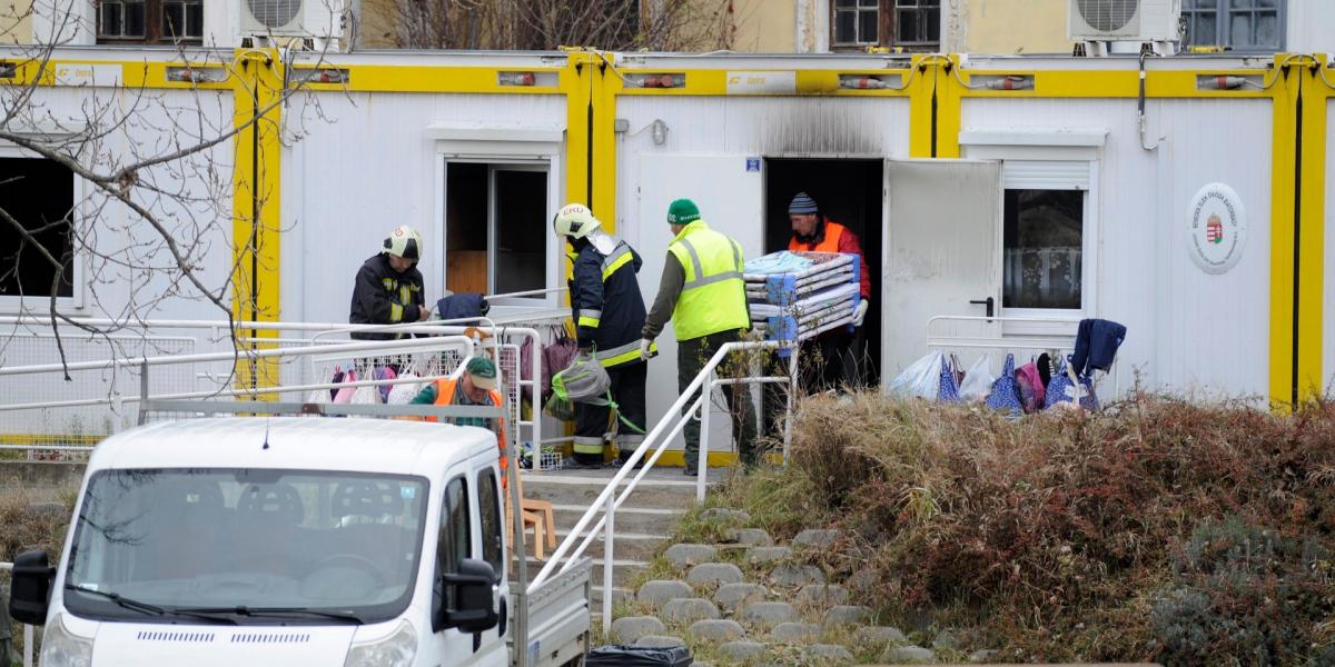 Tűzoltók és munkások egy biatorbágyi óvodában, ahol tűz ütött ki, miután lángra kapott egy villanyóra-szekrény