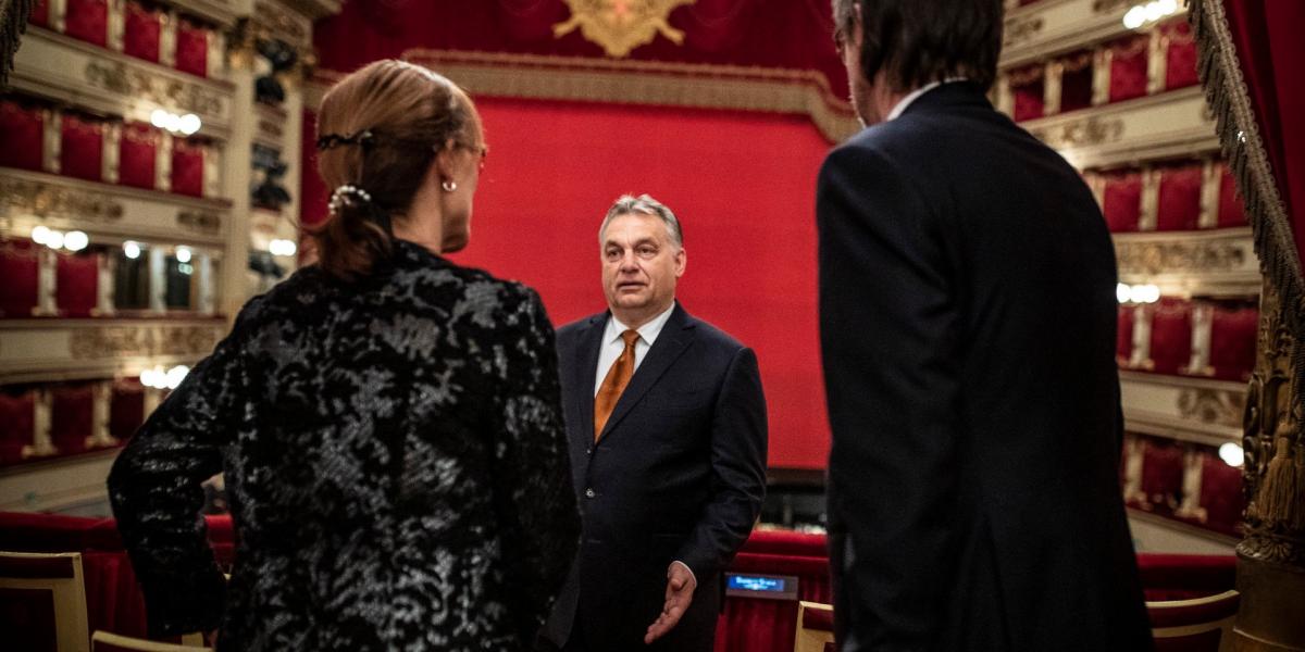 Orbán Viktor és Lévai Anikó a milánói operában, Kurtág György Fin de partie című operájának ősbemutatója előtt.