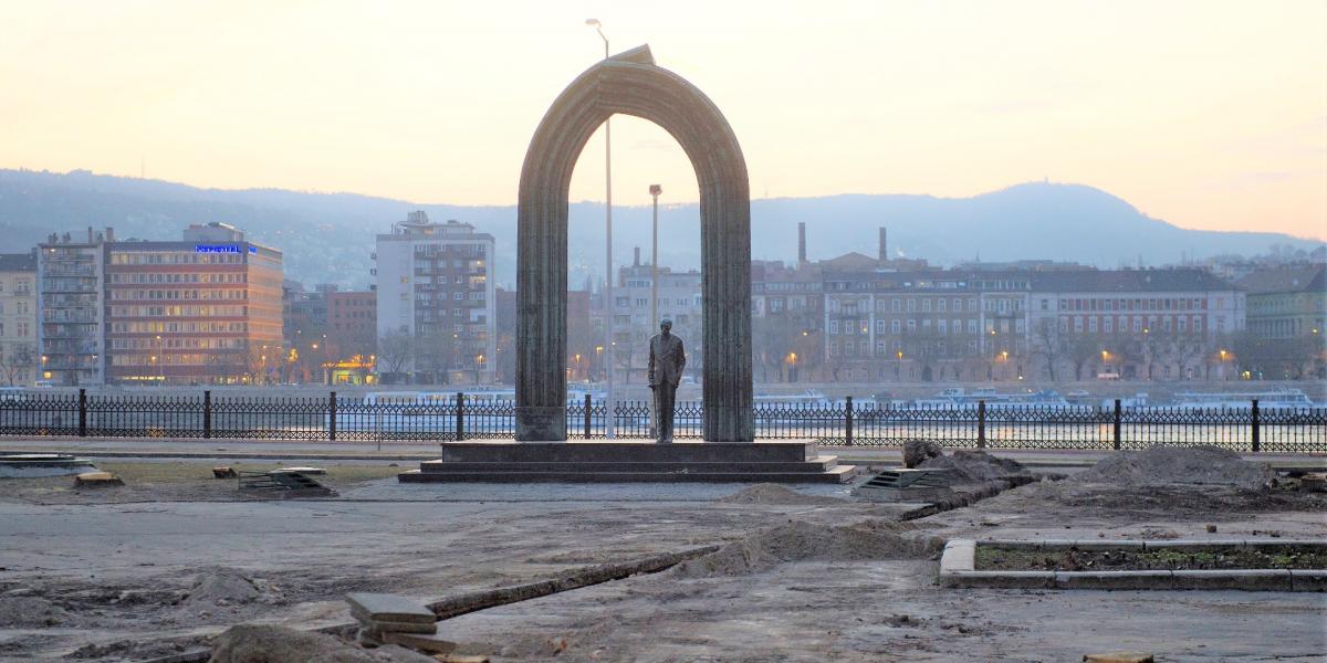 BONTÁS ELŐTT - Károlyi Mihály szobra helyén ma Tisza Istváné áll