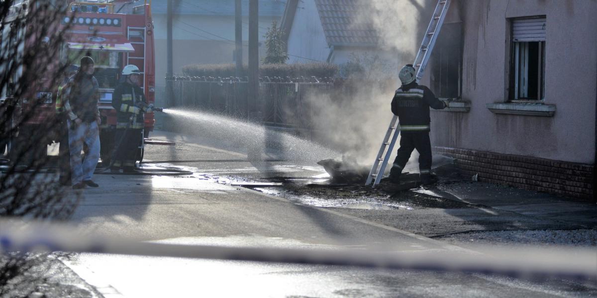 Tűzoltók dolgoznak a pestszentimre lakástűz helyszínén, 2019. január 1-én