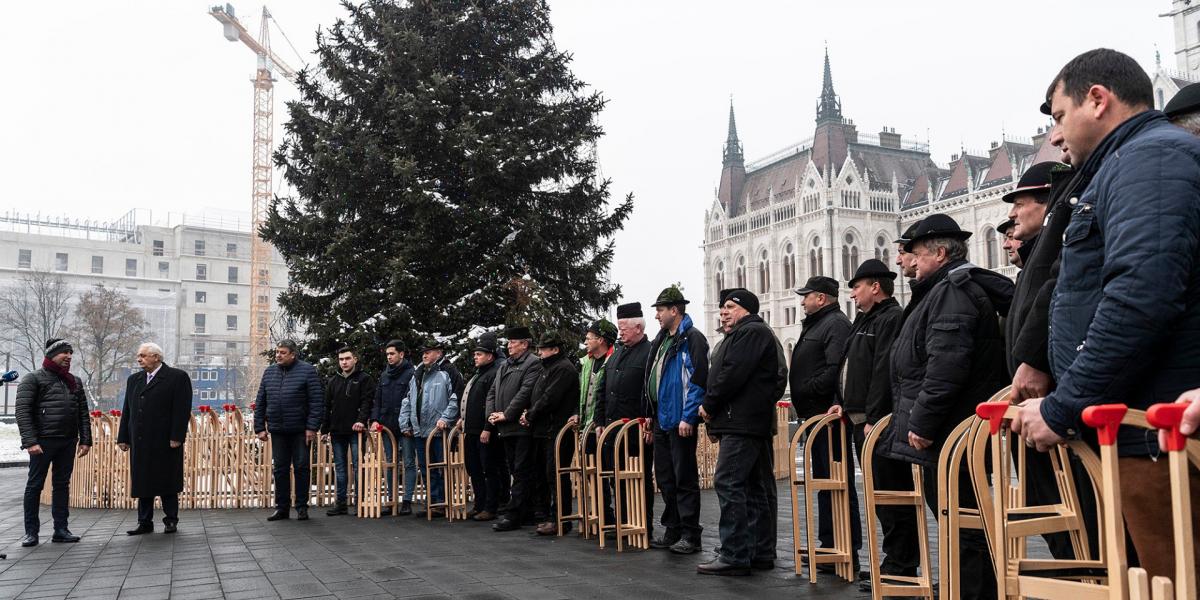 A Gyimes Völgye Férfikórus tagjai tíz szánkót hoztak, hogy részben pótolják a december közepén tartott tüntetésen ellopott, megr