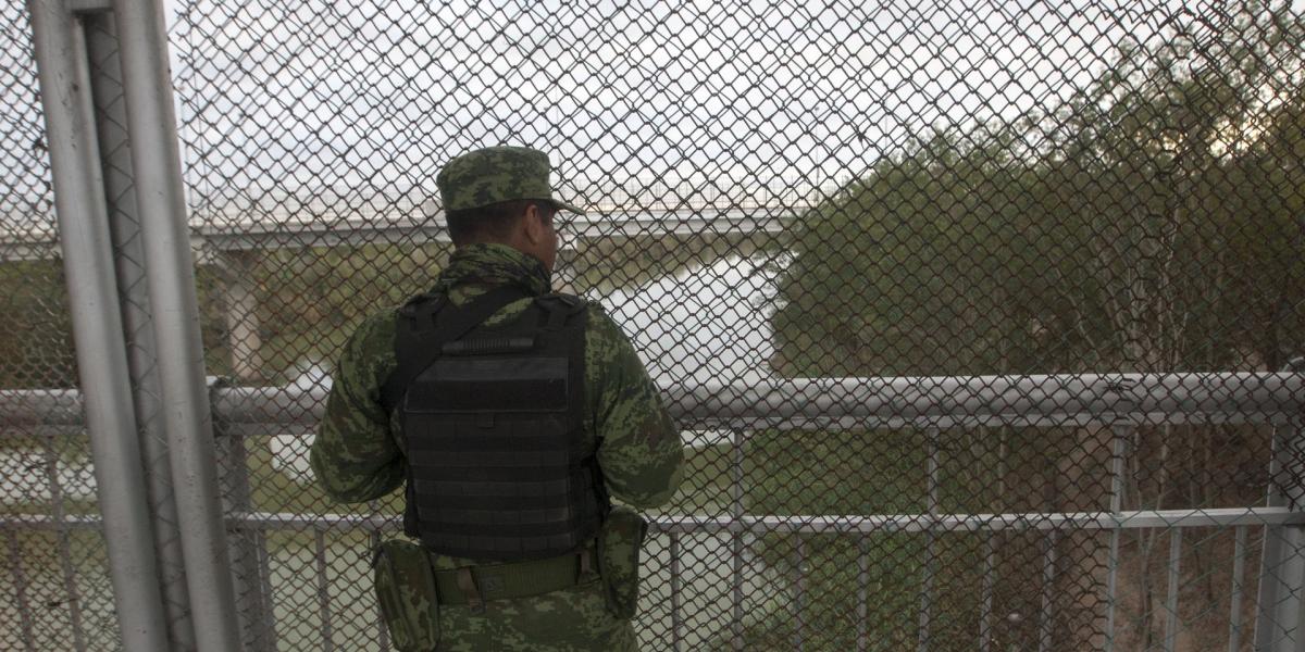 Őrt álló mexikói katona Tamaulipas és Texas határán - Illusztráció