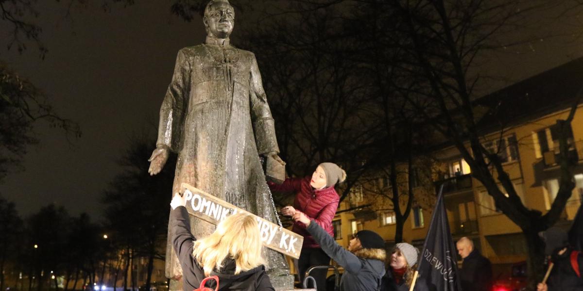 A kép 2018 decemberében készült, szintén egy a szobor eltávolítását követelő demonstráción.