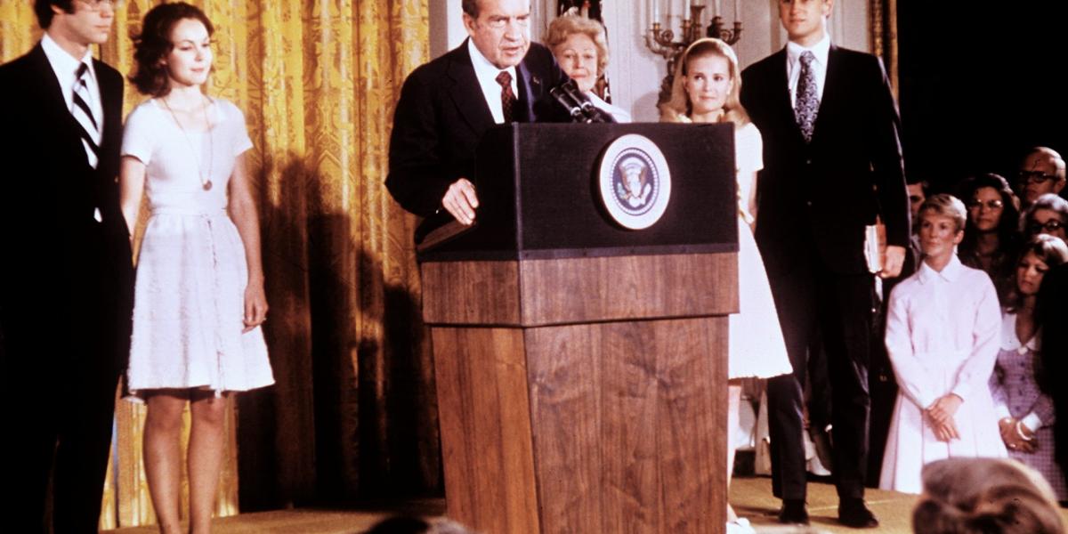 NIXON BEJELENTI LEMONDÁSÁT 1974 NYARÁN - A Watergate-ügyet is egy vádalku zúdította az elnök nyakába