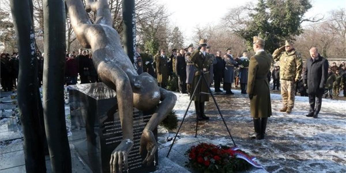 Benkő Tibor honvédelmi miniszter és Korom Ferenc altábornagy, a Magyar Honvédség parancsnoka megkoszorúzza a hejcei emlékművet