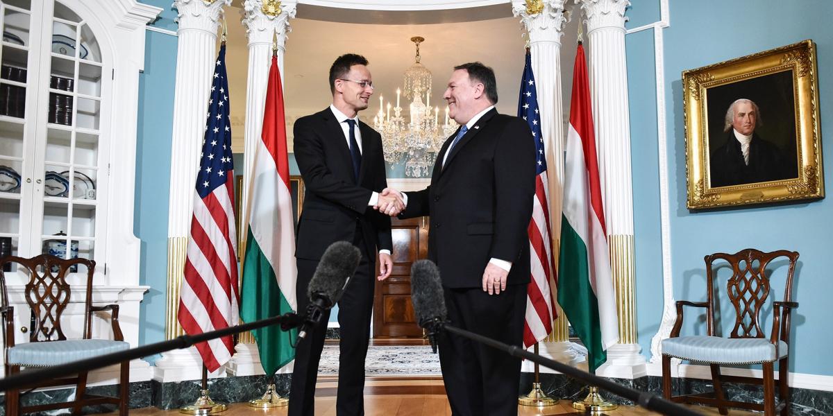 Szijjártó Péter magyar és Mike Pompeo amerikai külügyminiszter. Hasonló álláspontot képviselnek