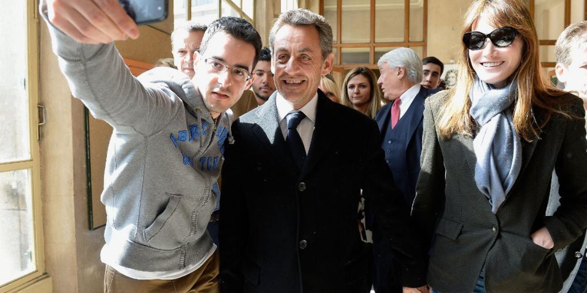 Selfie-t készít a Sarkozy házaspár egyik ifj ú rajongója FOTÓ: EUROPRESS/GETTY IMAGES/PASCAL LE SEGRETAIN