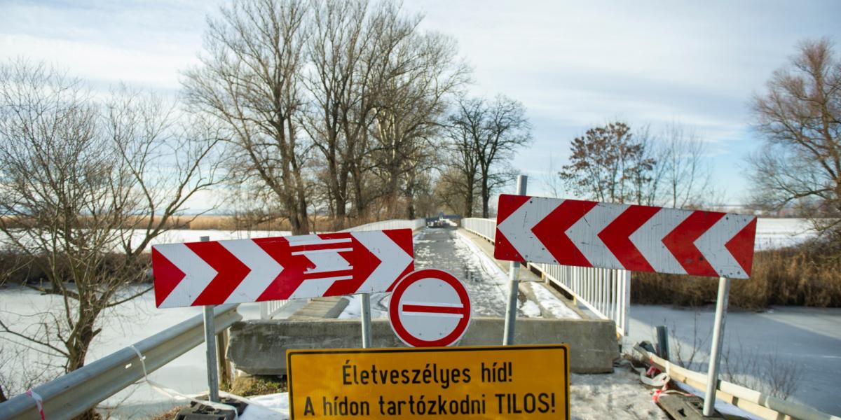 Több száz ember és jó néhány vállalkozás sorsát keseríti meg az, hogy lezárták a hidat