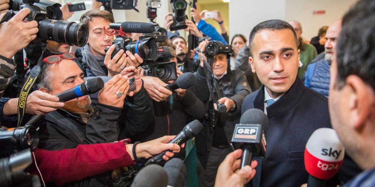 Luigi Di Maio hangsúlyozza, hogy az Öt Csillag Mozgalom vezetőjeként találkozott a francia testvérpárt elnökével, amihez joga va