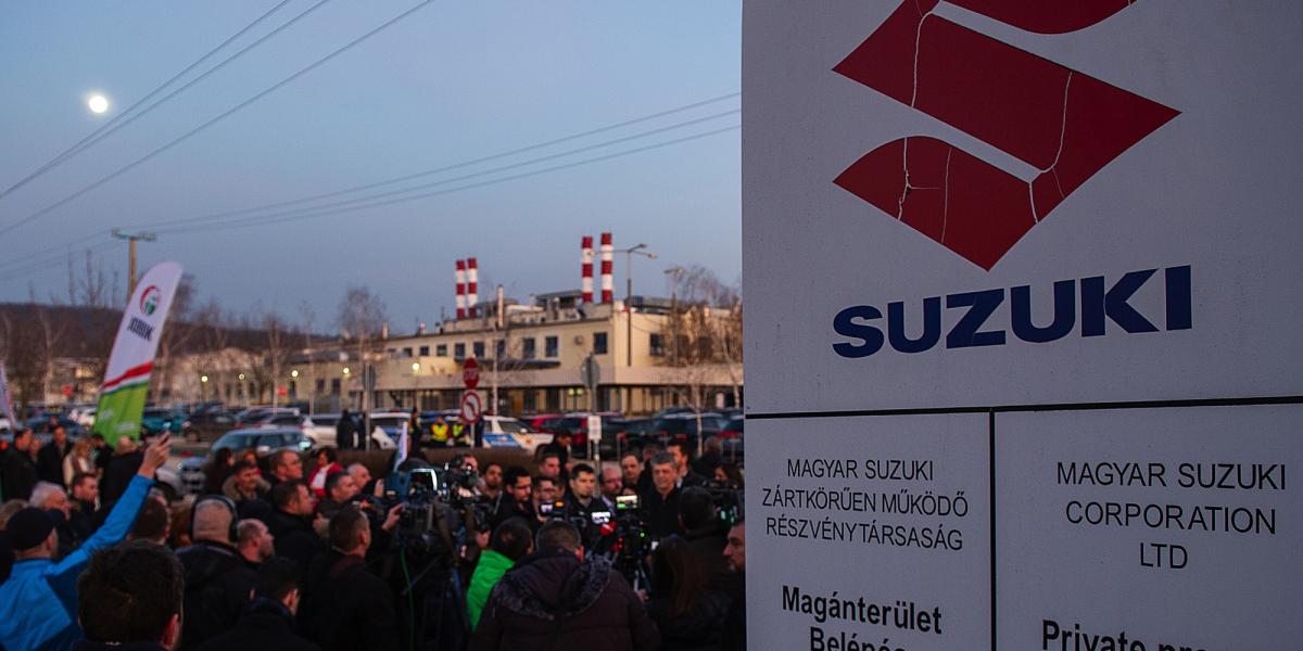 Ellenzéki demonstráció az esztergomi Suzukinál