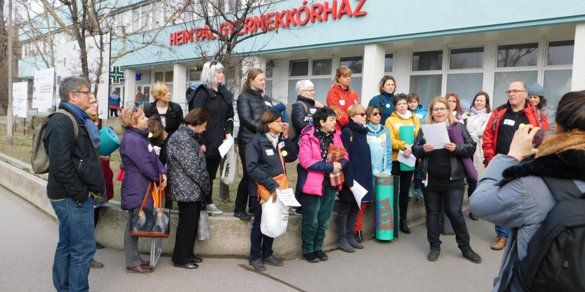 Szülők a Heim Pál Gyermekkórház előtt az ágyak használatba állításáért demonstrálva