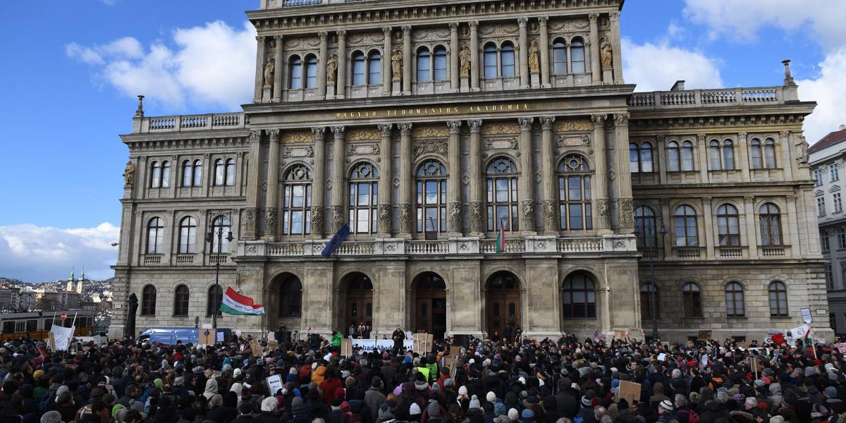 Tüntetés az MTA épülete előtt 2019 februárjában