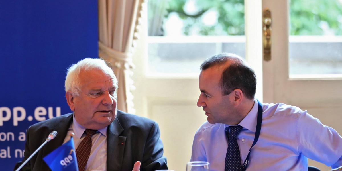 Manfred Weber (jobbra) engedékeny lenne, Joseph Daul viszont ragaszkodik ahhoz, hogy voksolás is legyen szerdán a magyar kormány