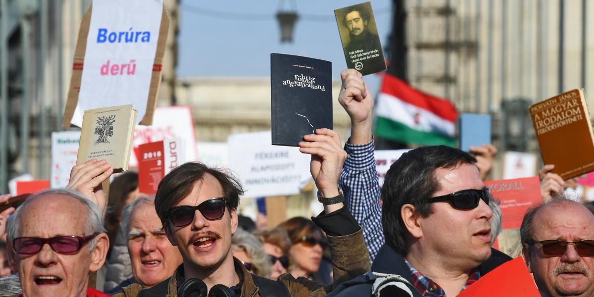 Az MTA feldarabolása elleni tüntetők a Lánchídon